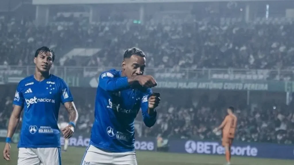Cruzeiro vence Coritiba e assume 7º lugar no Brasileirão