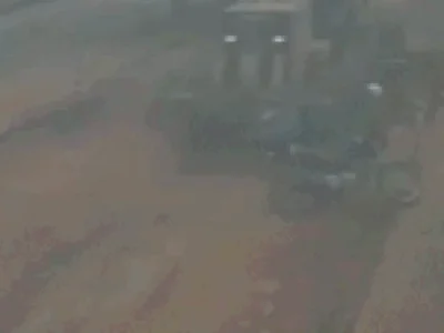 Motociclista cai e é atropelado por máquina durante obra