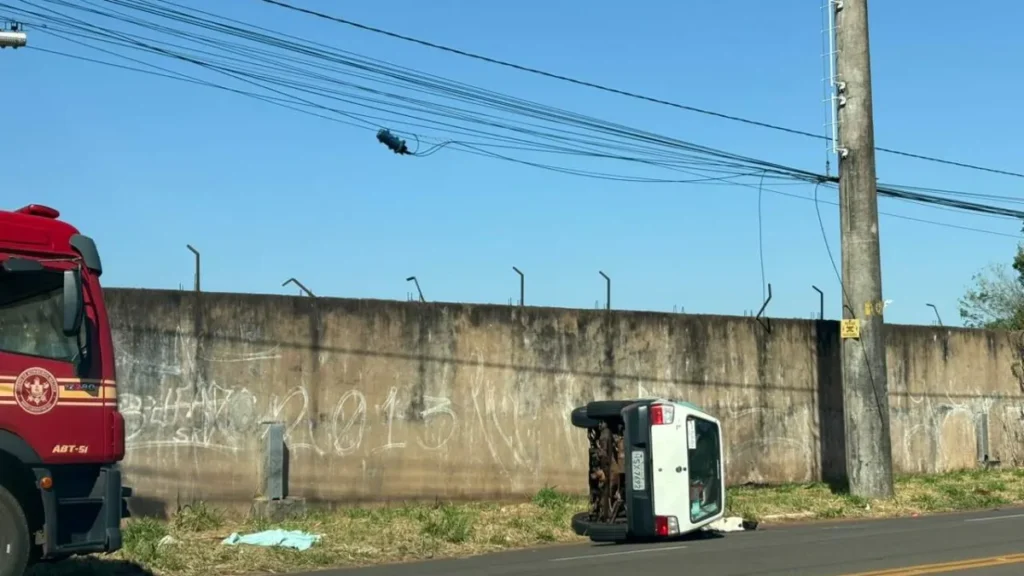 Motorista sem CNH capota e destrói Uno na Tamandaré
