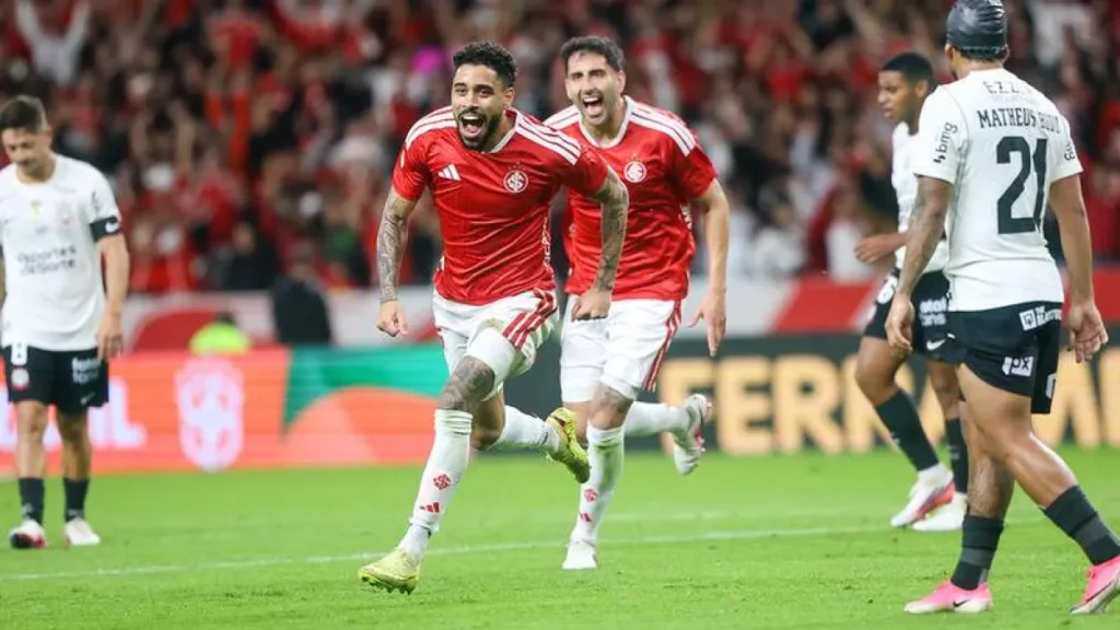 Internacional vence Corinthians por 2 a 0 e abre vantagem