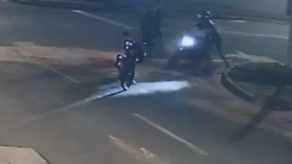 Dupla cerca jovem e furta moto nas Moreninhas; veja vídeo