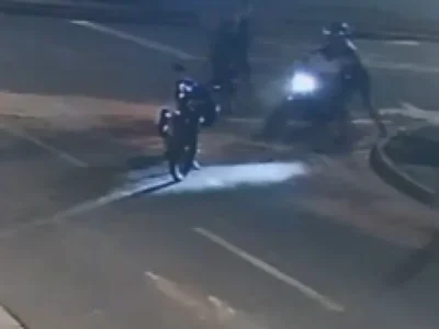 Dupla cerca jovem e furta moto nas Moreninhas; veja vídeo