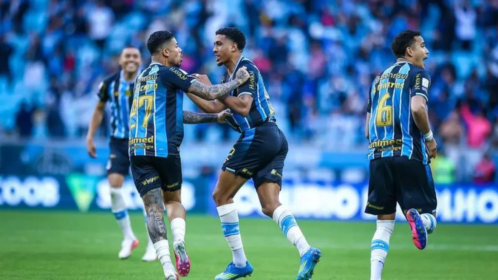 Grêmio vira sobre São Paulo com gol de falta e deixa zona de rebaixamento