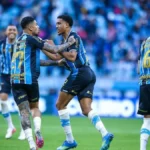 Grêmio vira sobre São Paulo com gol de falta e deixa zona de rebaixamento