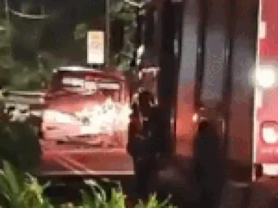 Caminhão tomba após acidente com F-1000 e interdita avenida em Campo Grande