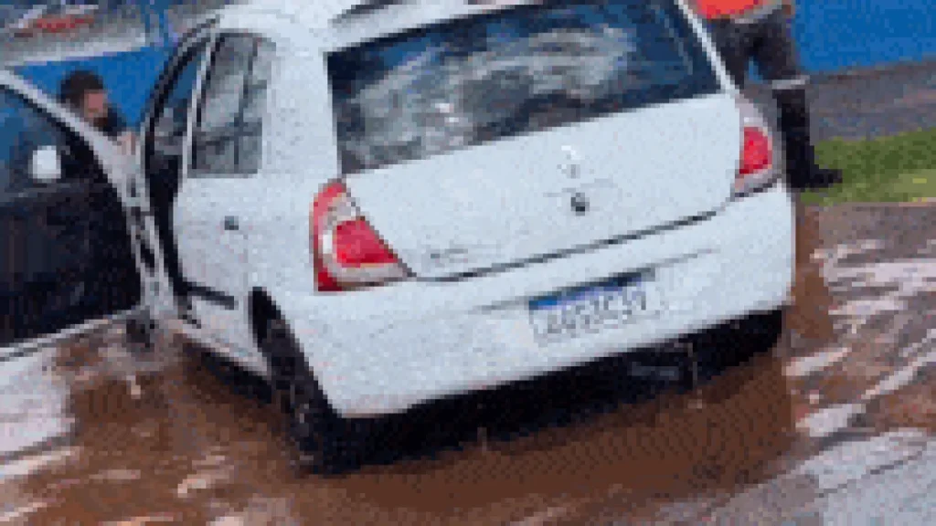 Kwid atola em buraco, alaga e motorista perde o dia de trabalho