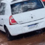 Kwid atola em buraco, alaga e motorista perde o dia de trabalho