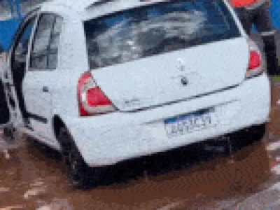 Kwid atola em buraco, alaga e motorista perde o dia de trabalho