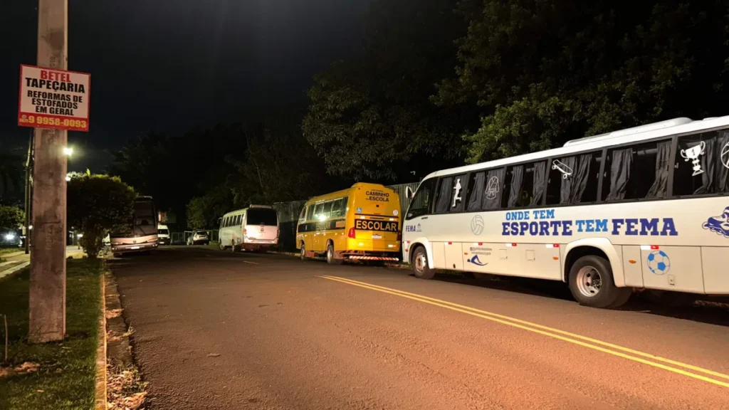 Ônibus dos Jogos Escolares travam trânsito no Estoril