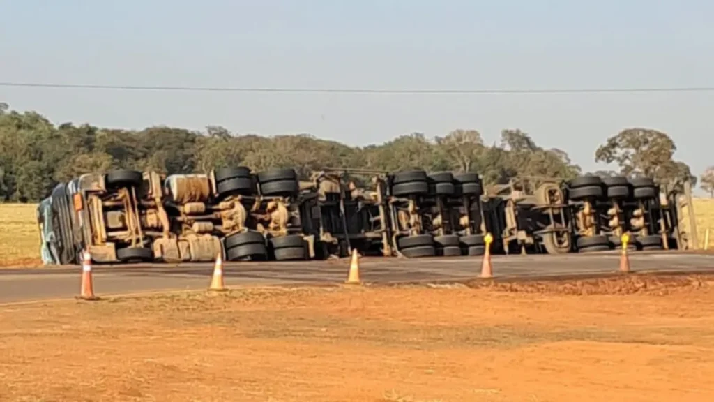 BR-436 segue bloqueada após vazamento de etanol em MS