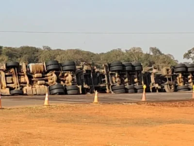 BR-436 segue bloqueada após vazamento de etanol em MS
