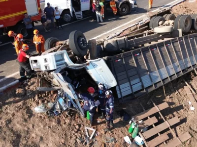 Caminhão com gado tomba na BR-262 e motorista fica preso às ferragens